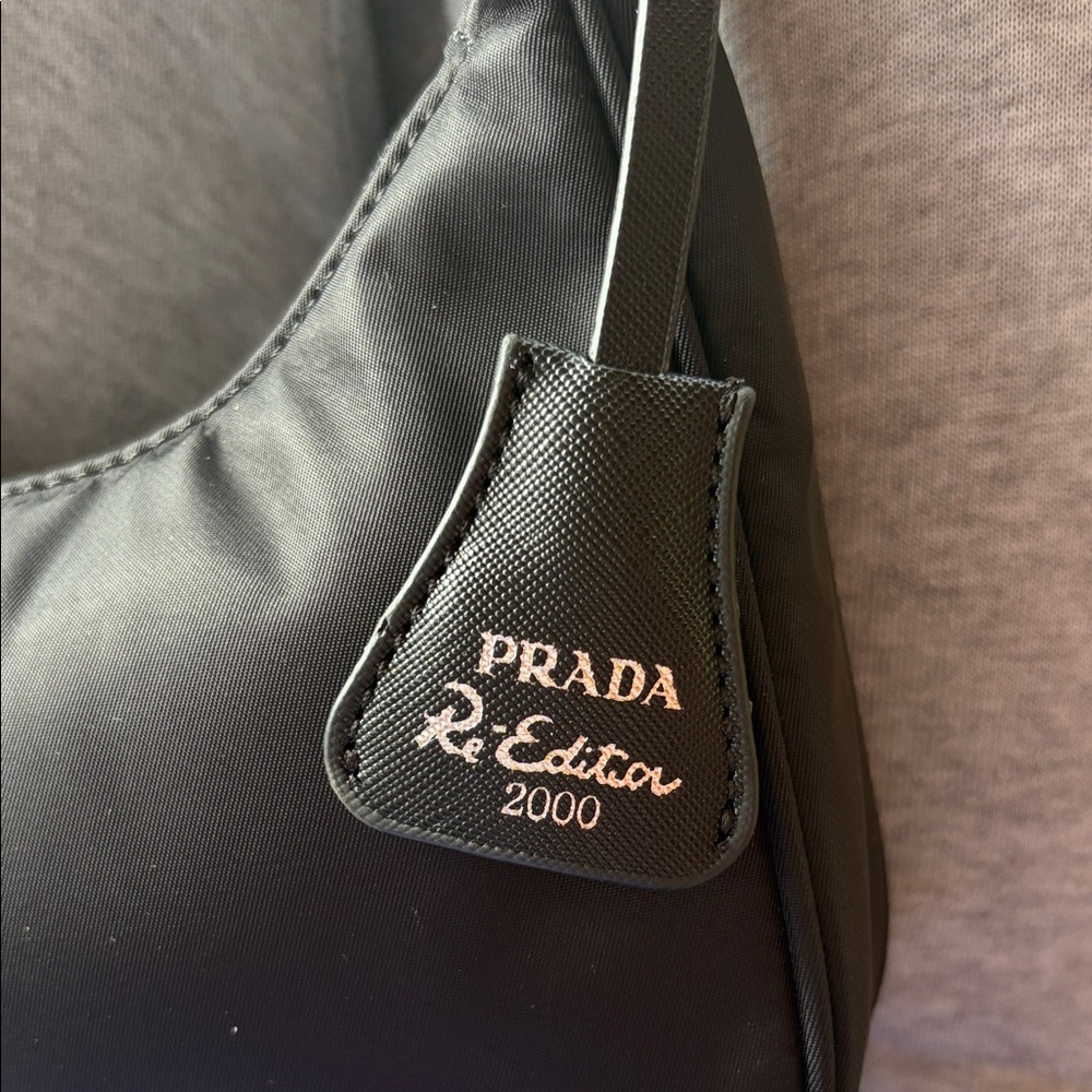 NEW Prada logo re-edition 2000 handbag & keychain! - Picture 9 of 15